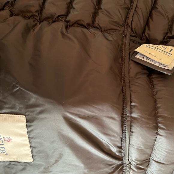 Moncler Raie short down jacket. - Picture 11 of 15